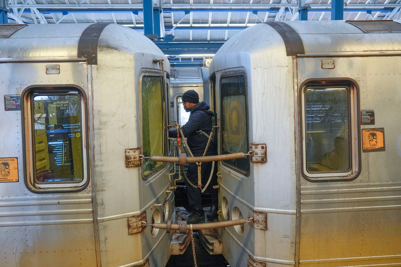 Kids in New York keep dying while 'subway surfing' on top of trains. Can they be stopped? | iNFOnews.ca