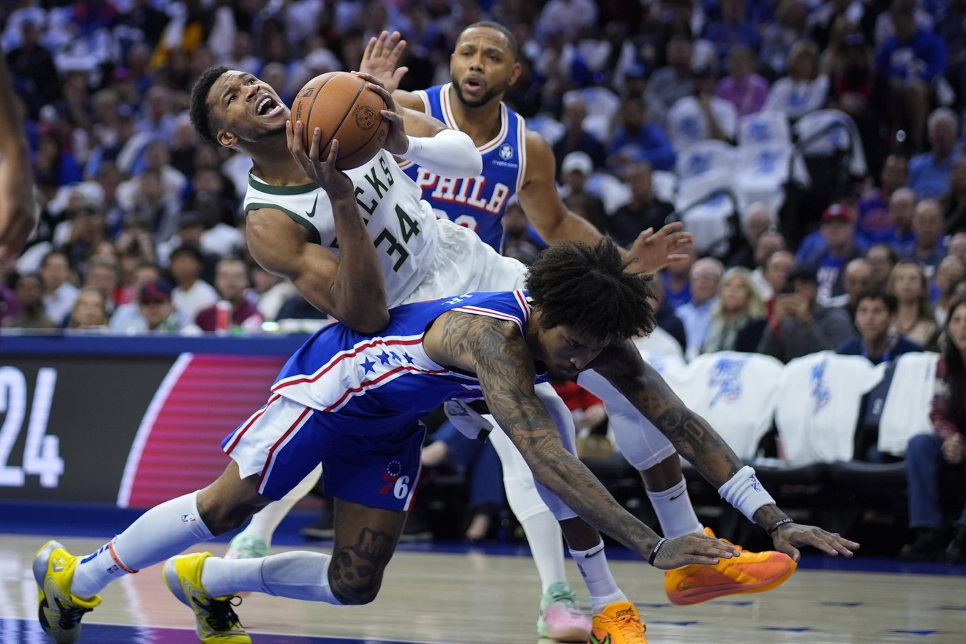Lillard and Antetokounmpo power Bucks past short-handed 76ers 124-109 | iNFOnews.ca
