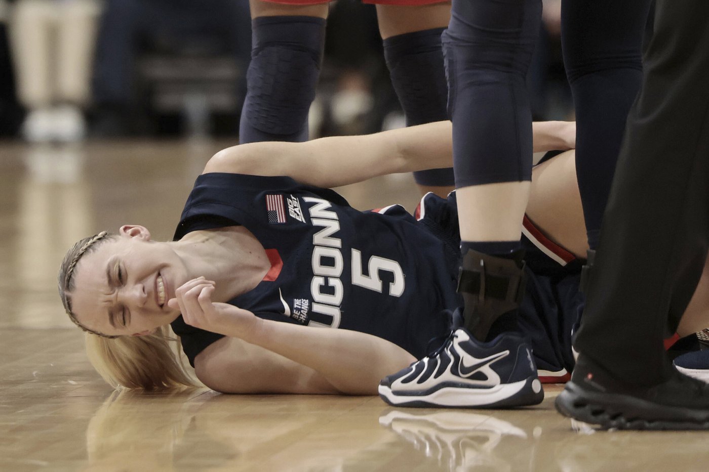 Geno Auriemma is encouraged that Paige Bueckers' knee isn't hurt too badly | iNFOnews.ca