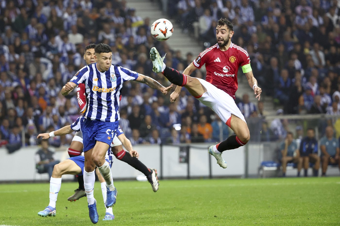 Man United captain Bruno Fernandes sent off for the 2nd game in a row in frantic 3-3 draw with Porto | iNFOnews.ca Man United captain Bruno Fernandes sent off for the 2nd game in a row in frantic 3-3 draw with Porto | iNFOnews.ca