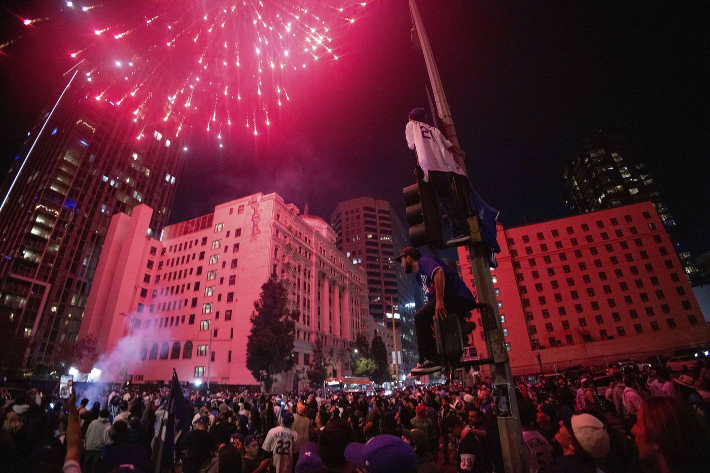 Los Angeles sees city bus burned, store thefts and rowdy crowds after Dodgers win World Series | iNFOnews.ca