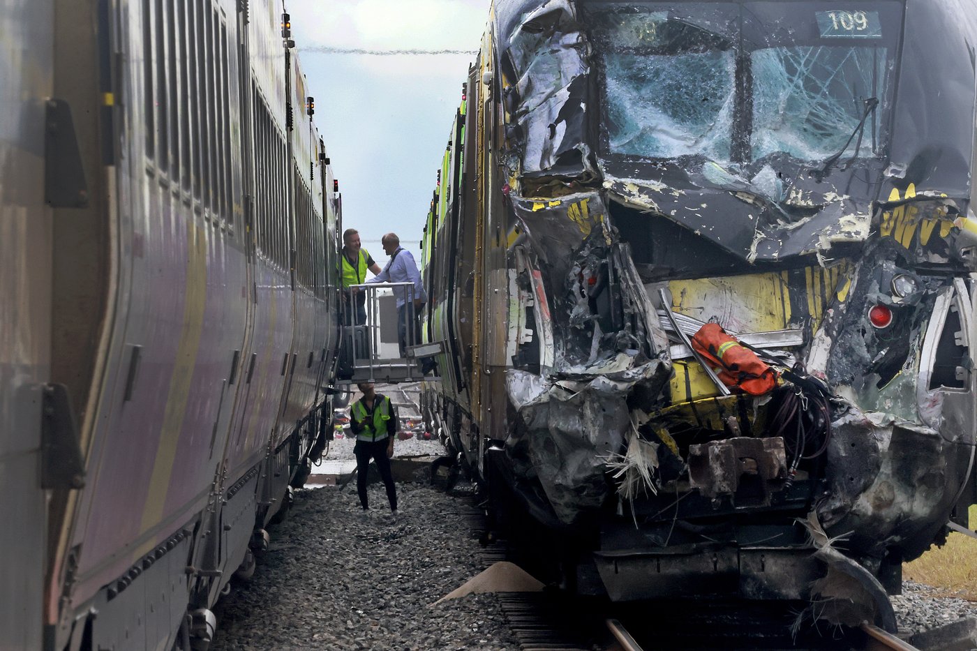 15 hurt in Florida when train hits fire truck that drove onto tracks after another train passed | iNFOnews.ca
