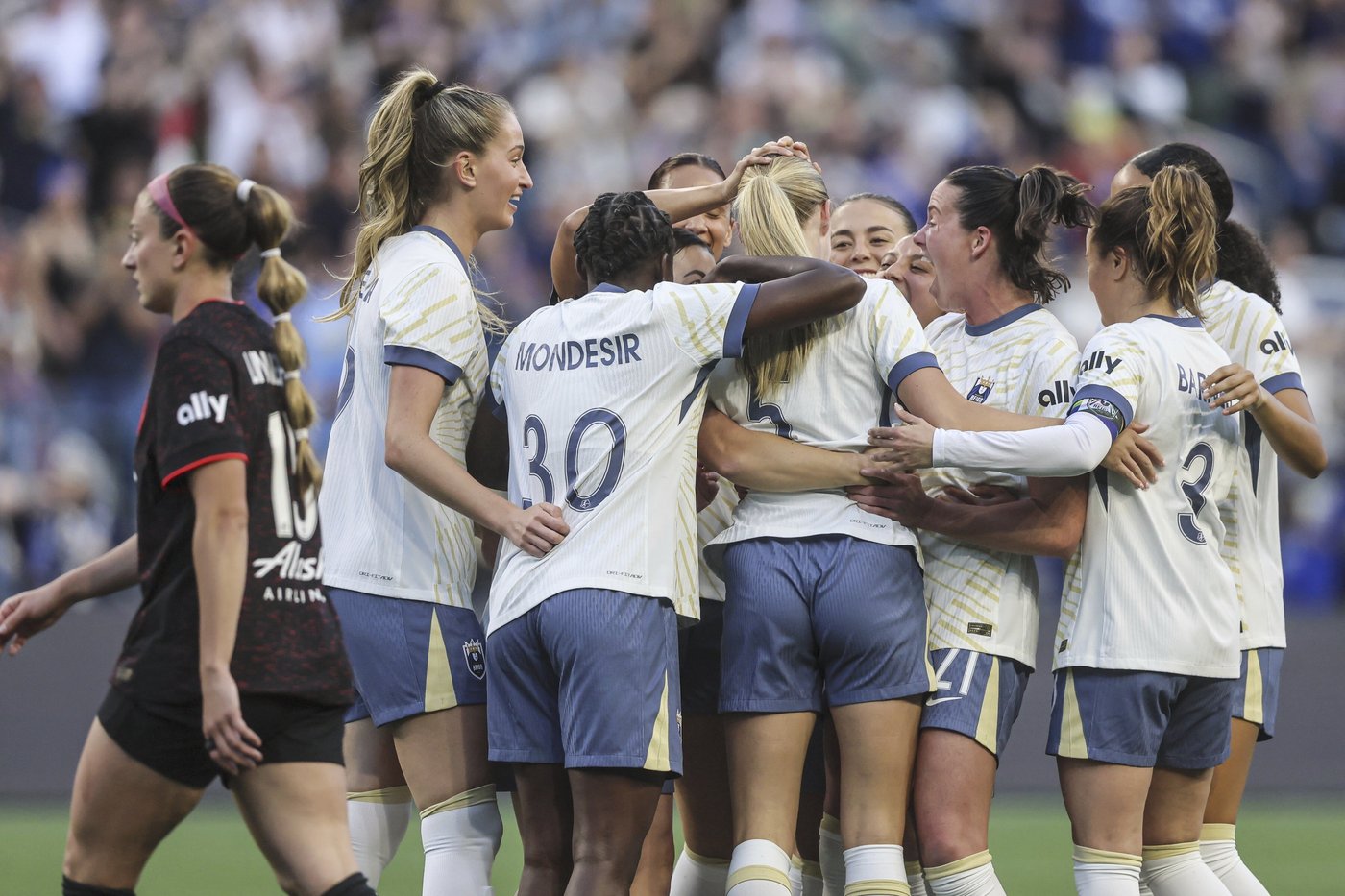 Esther González scores twice as Gotham thrashes Angel City 4-0 | iNFOnews.ca
