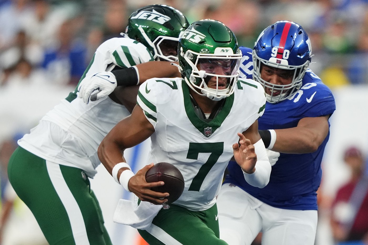 Fields on Jets' passing game: 'We're fine with 8-yard completions' and tiring defenses with runs | iNFOnews.ca