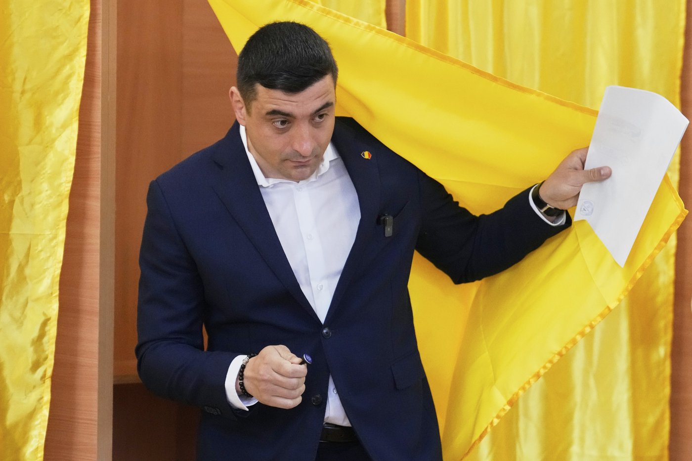Hard-right candidate Simion secures decisive win in first round of Romania’s presidential redo | iNFOnews.ca