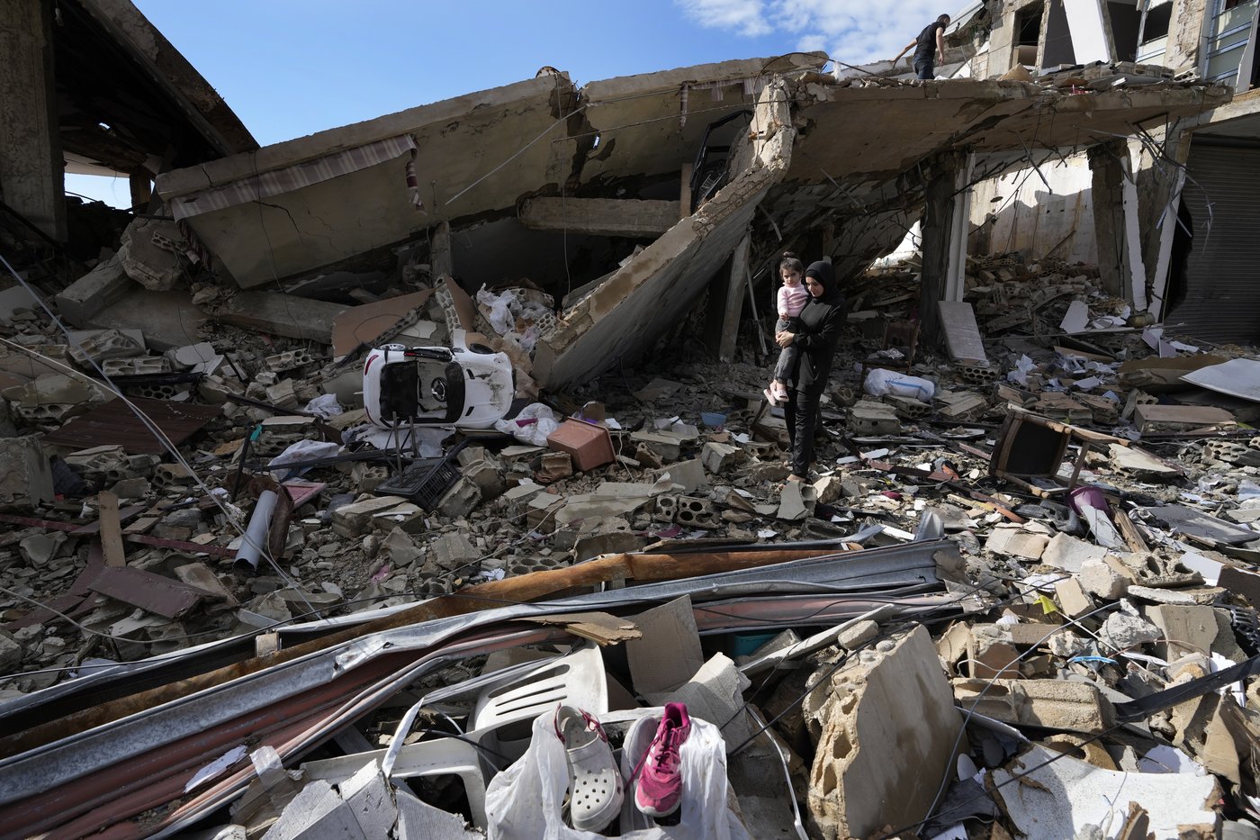 Displaced families in Lebanon who return home are faced with piles of rubble | iNFOnews.ca