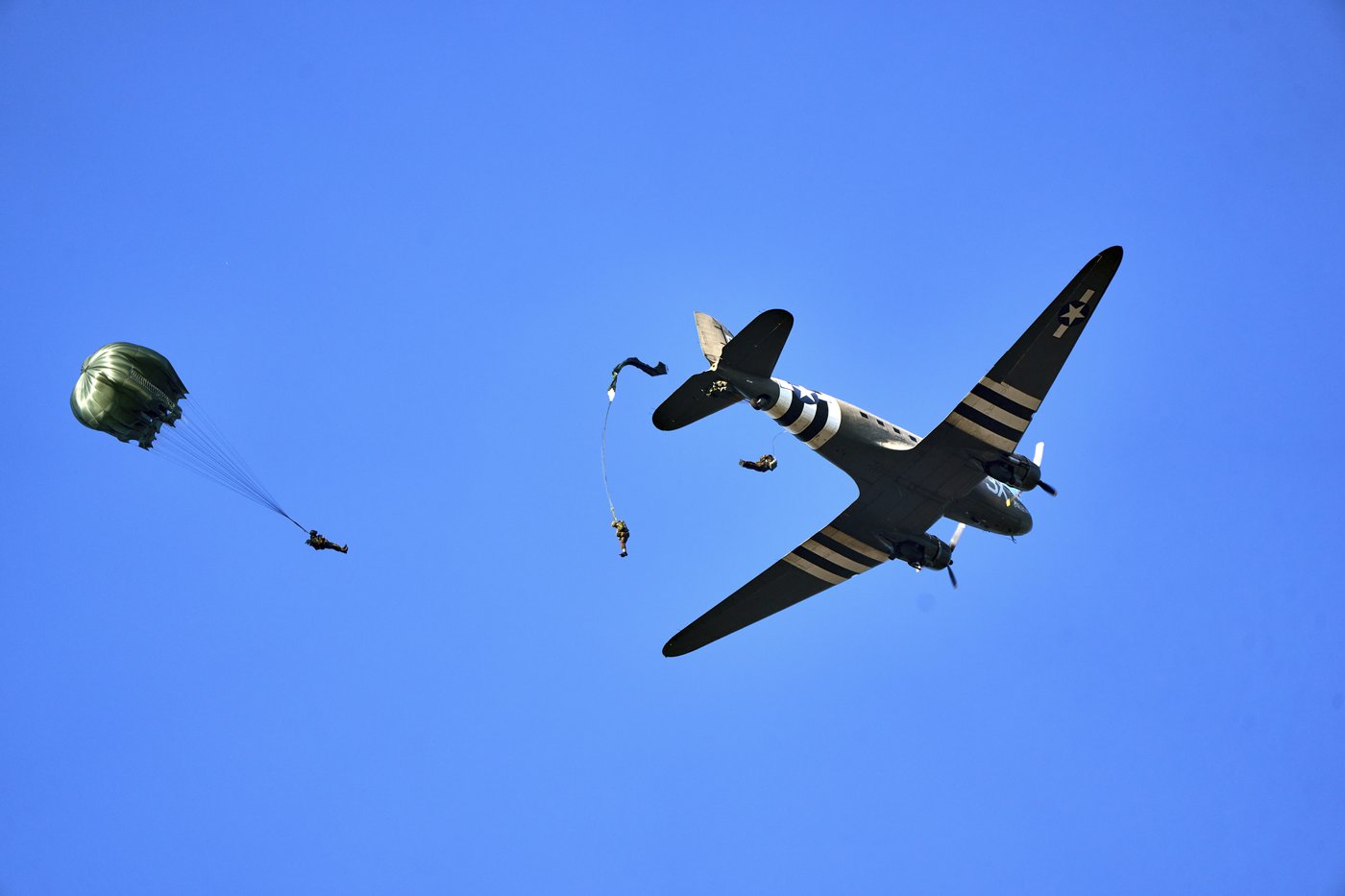 Hundreds of parachutists drop over Dutch heath to commemorate World War II operation | iNFOnews.ca