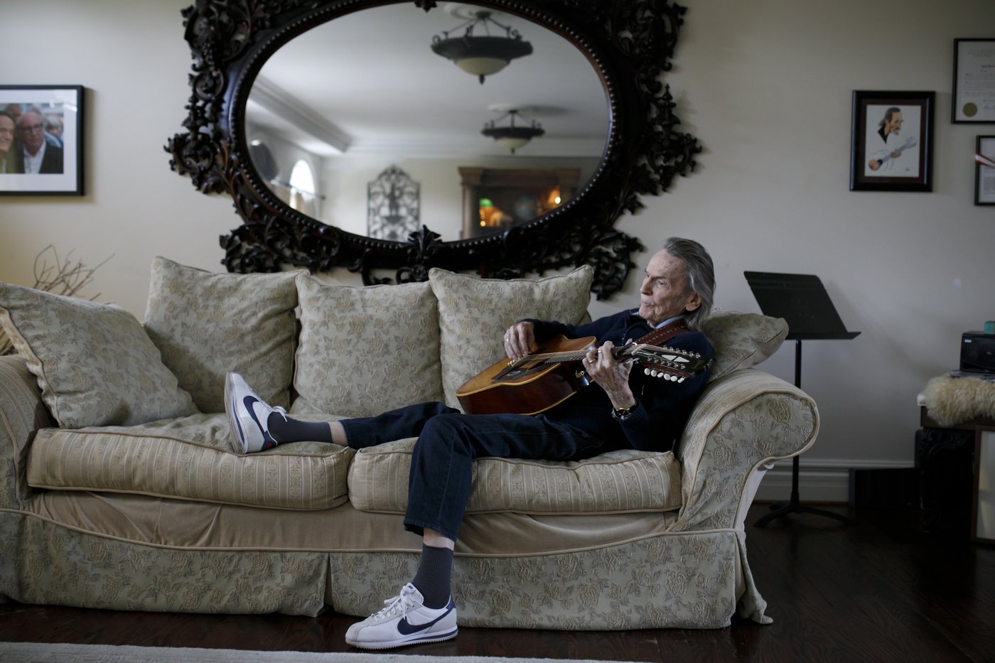 Gordon Lightfoot's 'Sundown' guitar sells for US$350,000 in auction | iNFOnews.ca Gordon Lightfoot's 'Sundown' guitar sells for US$350,000 in auction | iNFOnews.ca