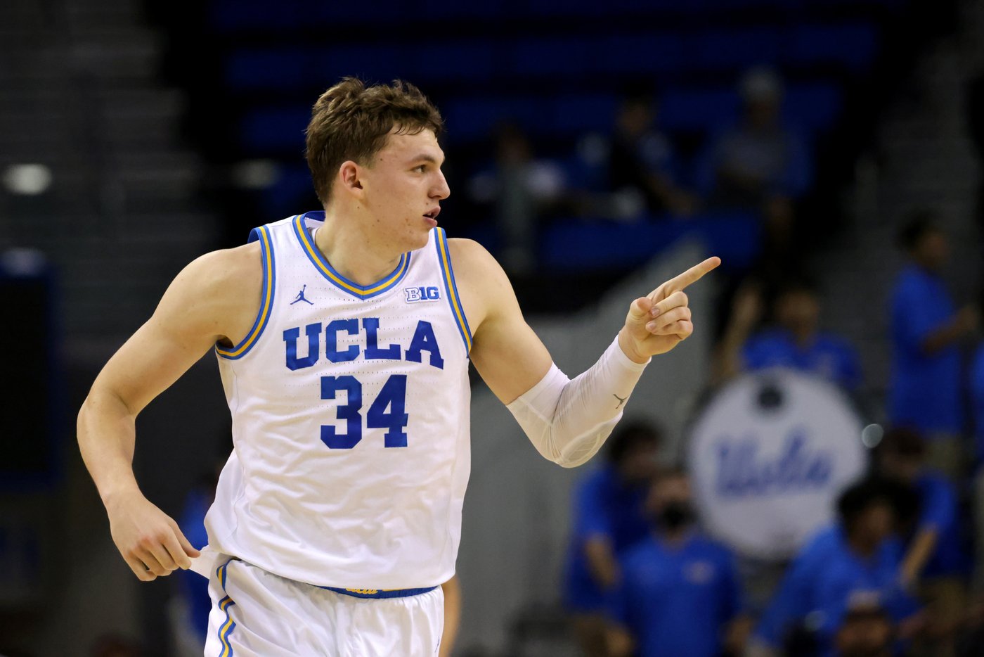 Dent scores 21 points in his UCLA debut, helping the No. 12 Bruins beat Eastern Washington | iNFOnews.ca