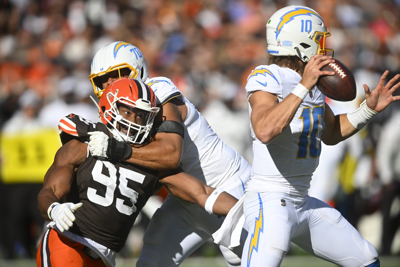 Justin Herbert throws 2 TD passes, Chargers clamp down on Jameis Winston in 27-10 win over Browns | iNFOnews.ca