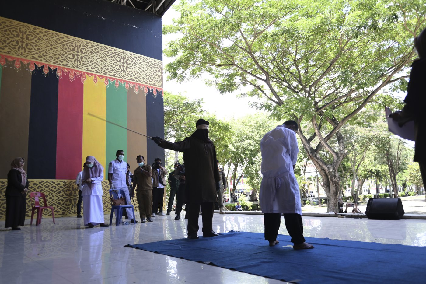 Men charged with hugging and kissing are among group publicly caned by Indonesian Islamic court | iNFOnews.ca Men charged with hugging and kissing are among group publicly caned by Indonesian Islamic court | iNFOnews.ca