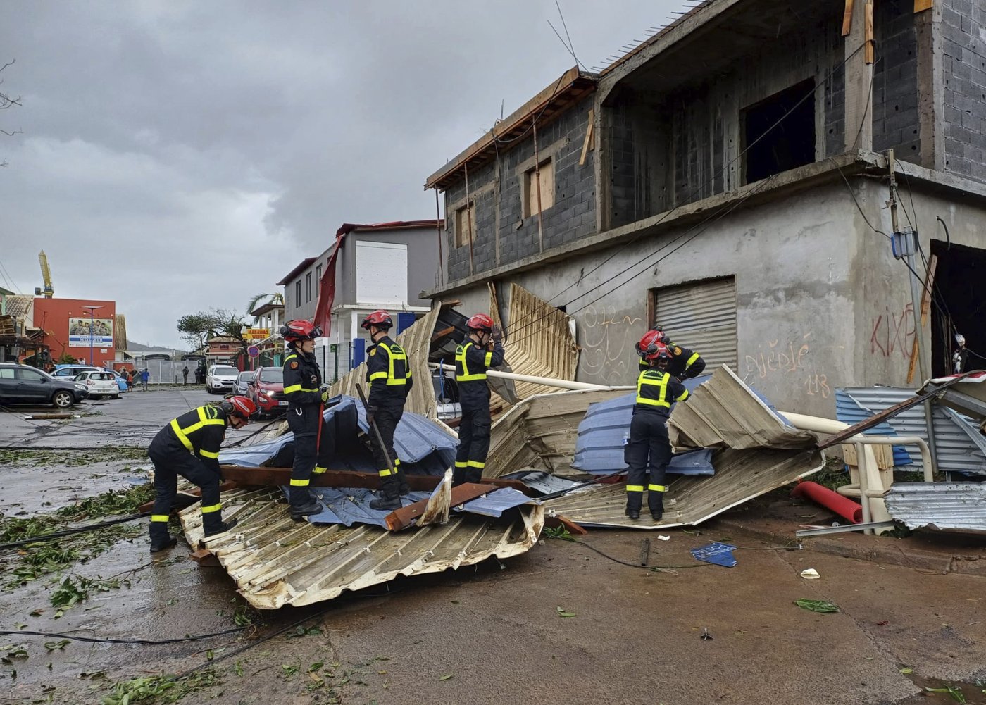 France rushes help to Mayotte, where hundreds or even thousands died in Cyclone Chido | iNFOnews.ca