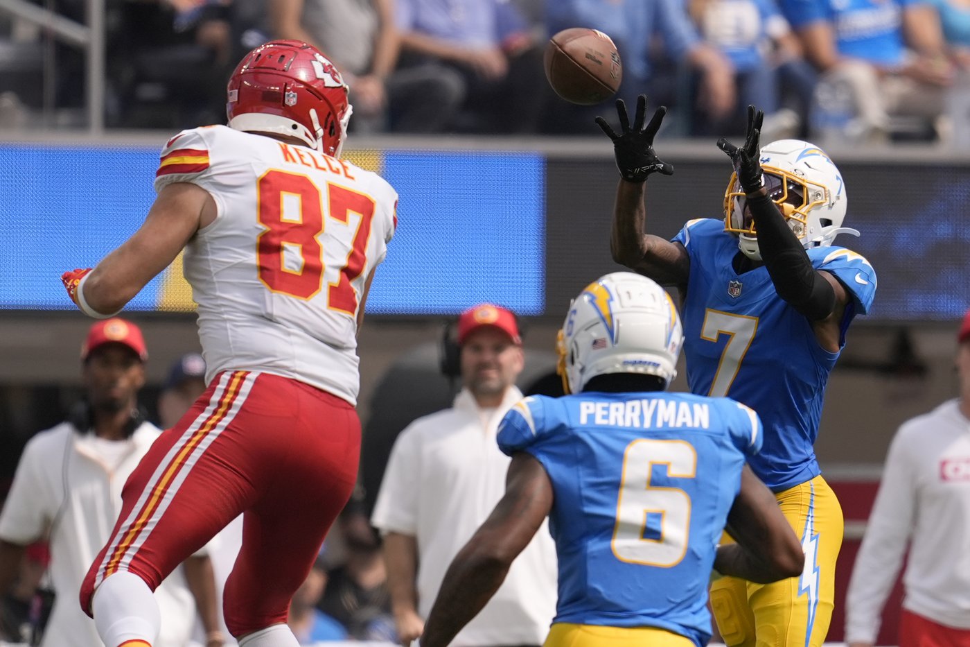 Travis Kelce becomes Chiefs' career receptions leader with 7 catches vs. Chargers | iNFOnews.ca