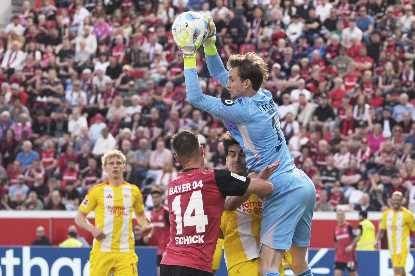 Bayern spurns chance to go 8 points clear in Bundesliga as Dortmund draws 'Klassiker' 2-2 | iNFOnews.ca