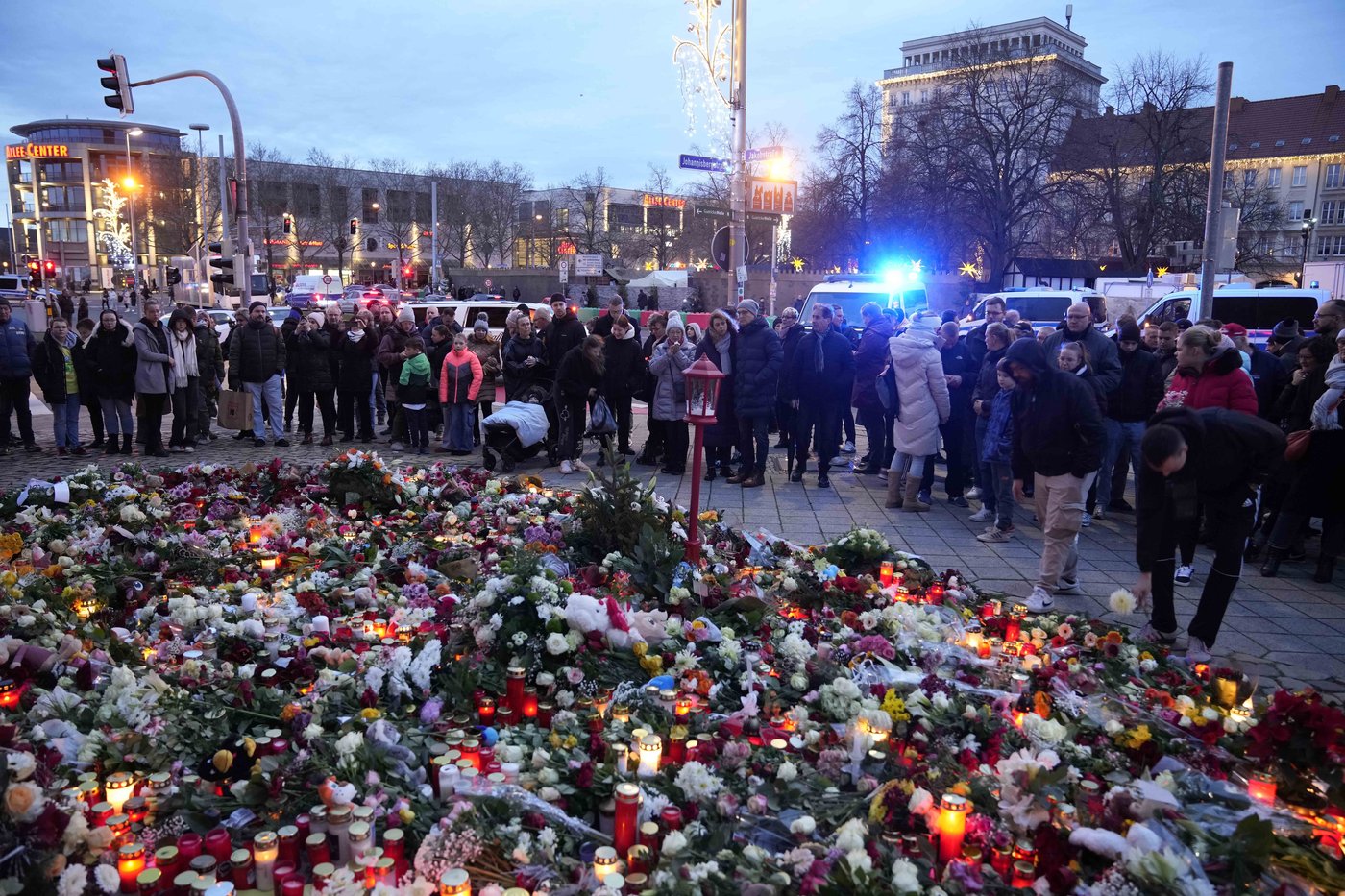 Germans mourn the 5 killed and 200 injured in the apparent attack on a Christmas market | iNFOnews.ca Germans mourn the 5 killed and 200 injured in the apparent attack on a Christmas market | iNFOnews.ca