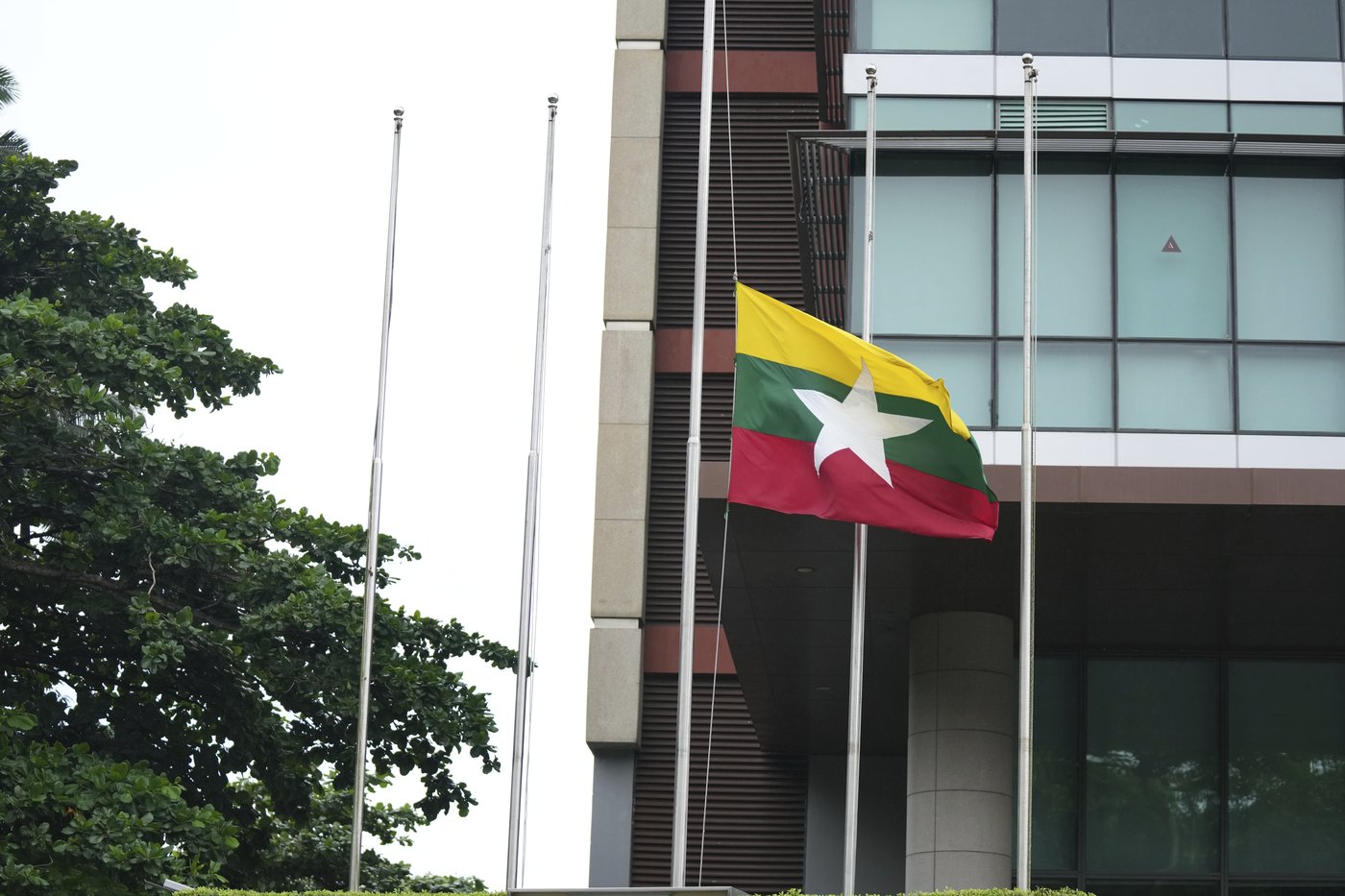 Myanmar's military leader puts in rare appearance at event honoring Aung San Suu Kyi's father | iNFOnews.ca Myanmar's military leader puts in rare appearance at event honoring Aung San Suu Kyi's father | iNFOnews.ca