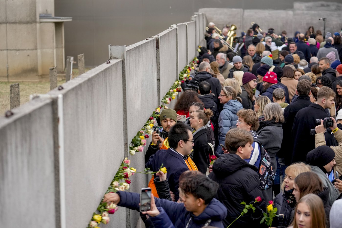 Tens of thousands celebrate fall of the Berlin Wall 35 years ago with concerts and art installations | iNFOnews.ca