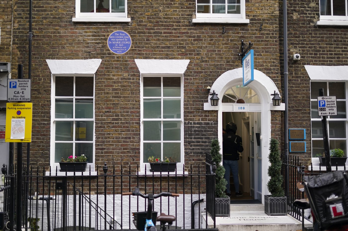 Britain has banned protests outside abortion clinics, but silent prayer is a gray area | iNFOnews.ca Britain has banned protests outside abortion clinics, but silent prayer is a gray area | iNFOnews.ca
