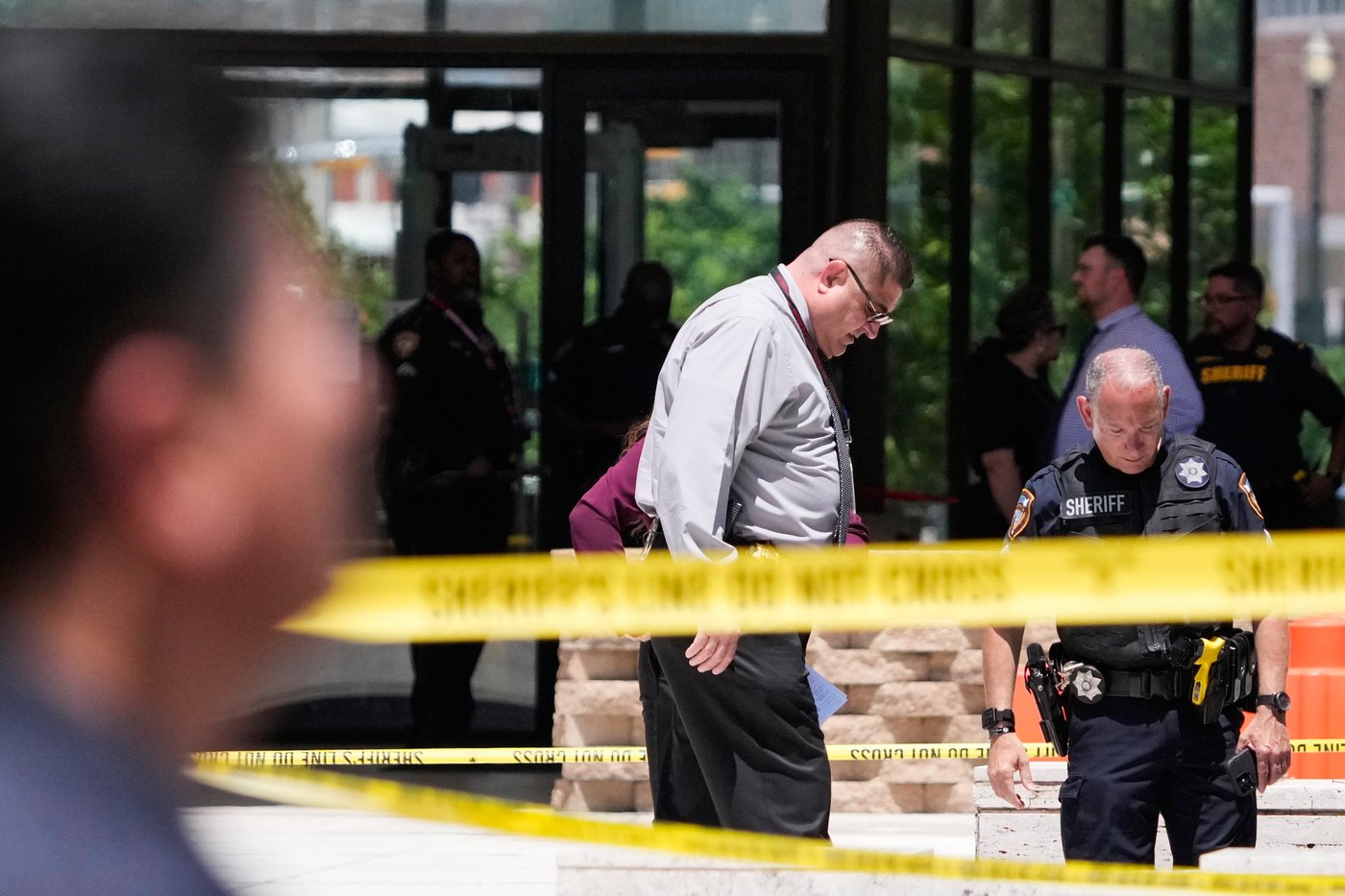 Texas deputy wounded, suspect held in shooting outside Houston courthouse, authorities say | iNFOnews.ca