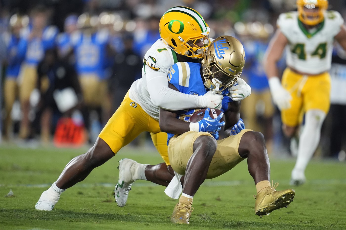 Dillon Gabriel throws for 3 TDs as No. 8 Oregon beats UCLA 34-13 in first Big Ten game | iNFOnews.ca Dillon Gabriel throws for 3 TDs as No. 8 Oregon beats UCLA 34-13 in first Big Ten game | iNFOnews.ca