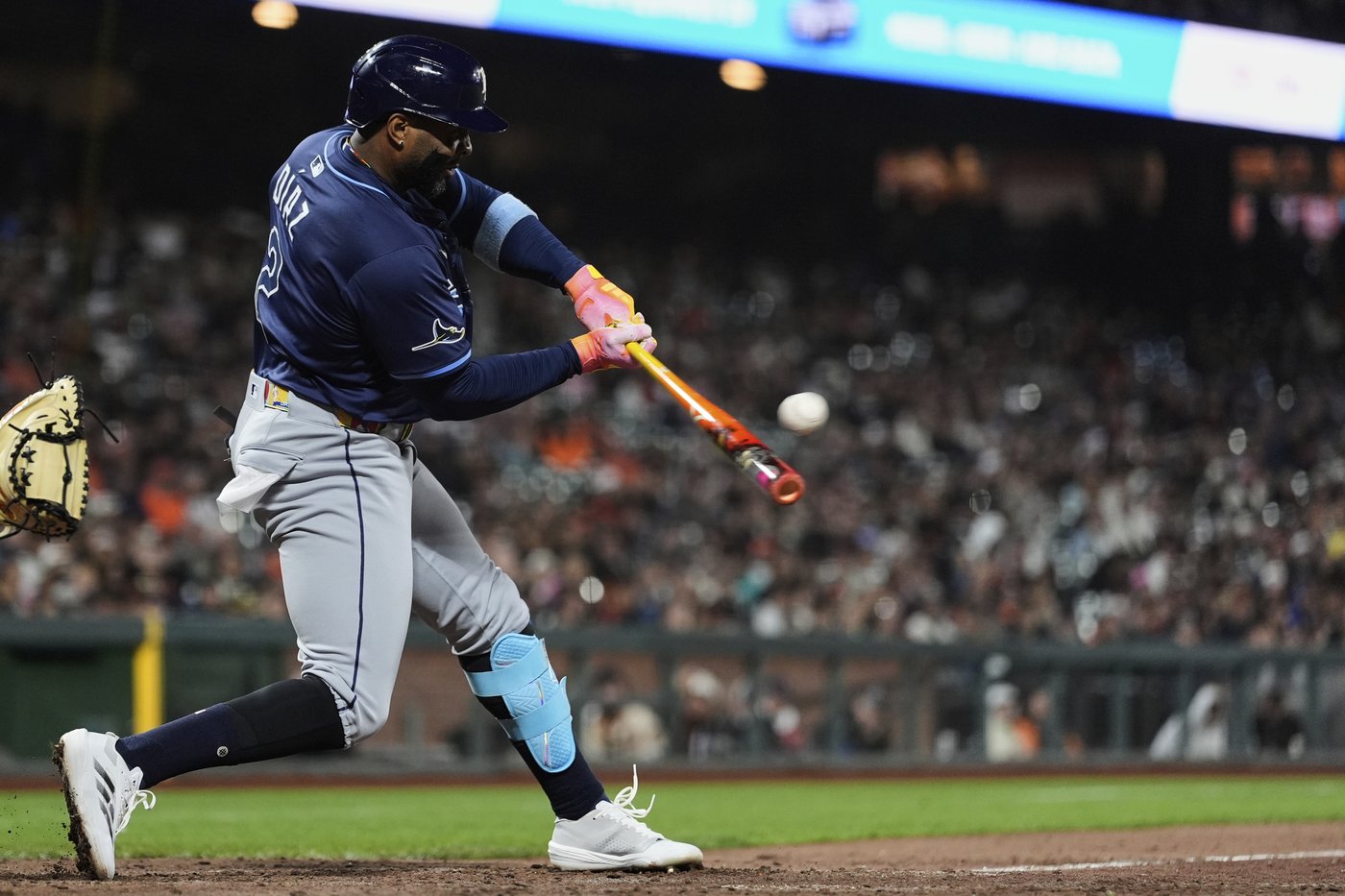 Yandy Diaz singles in the deciding run in the 9th in the Rays' 7-6 victory over the Giants | iNFOnews.ca