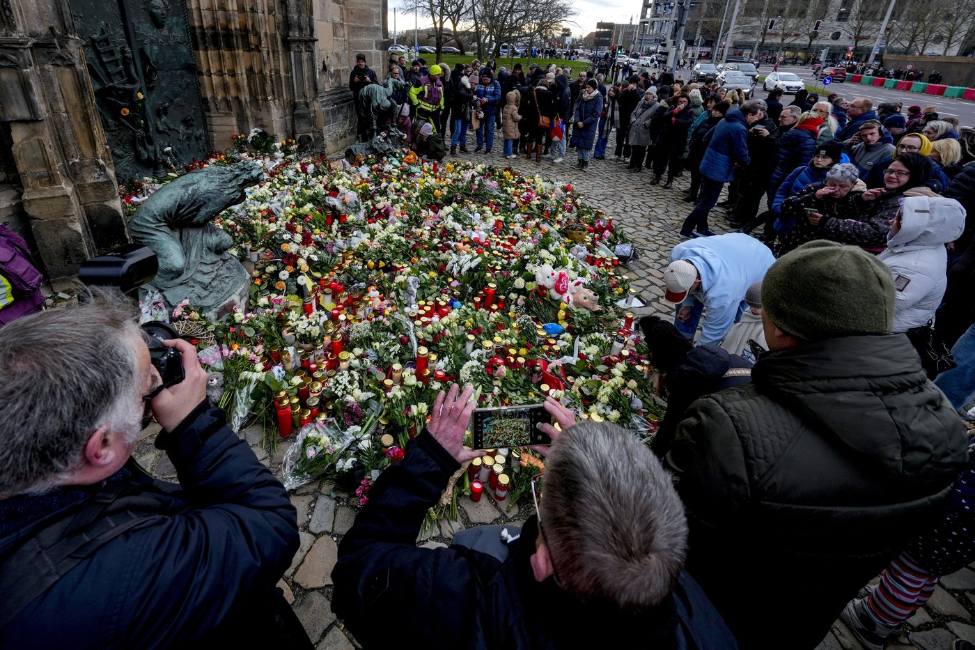 Germans mourn the 5 killed and 200 injured in the apparent attack on a Christmas market | iNFOnews.ca Germans mourn the 5 killed and 200 injured in the apparent attack on a Christmas market | iNFOnews.ca