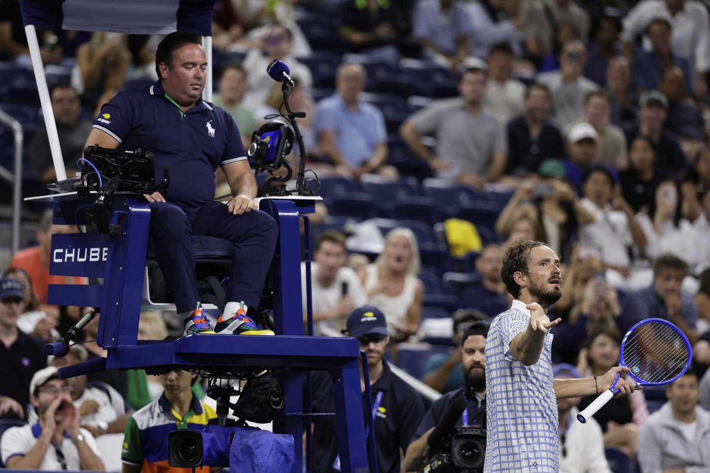 Medvedev taunts booing crowd, rips chair ump during wild US Open meltdown | iNFOnews.ca