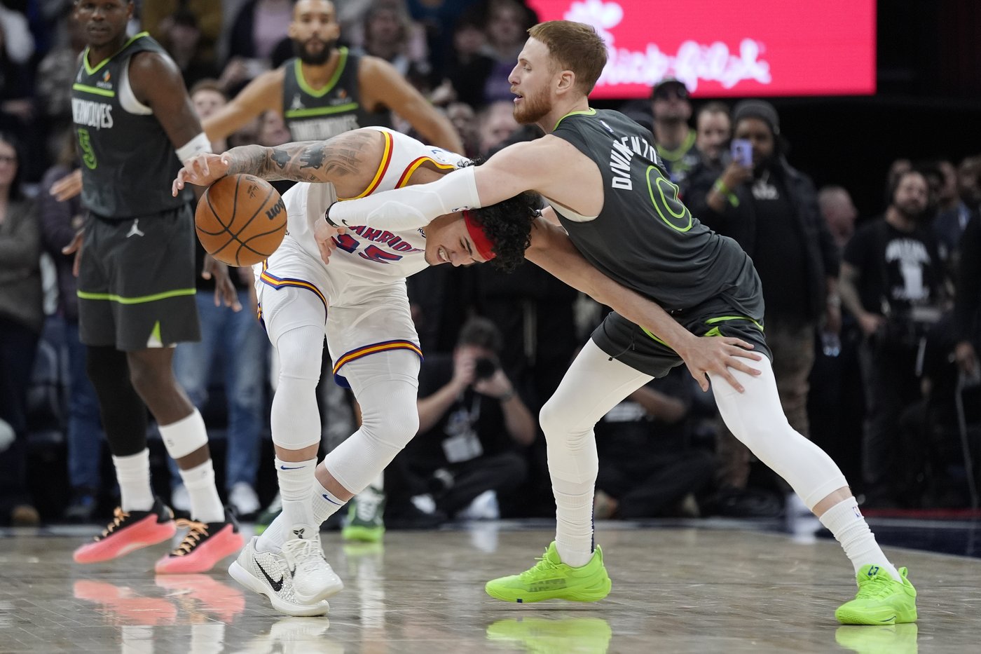 Timberwolves' Donte DiVincenzo out indefinitely with toe injury | iNFOnews.ca