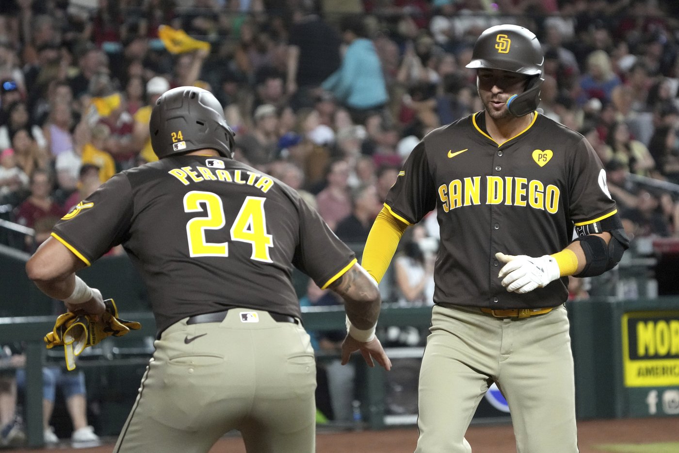 Padres hit 3 HRs in the 9th inning for a 5-0 win over the D-backs, who lose ground in playoff race | iNFOnews.ca