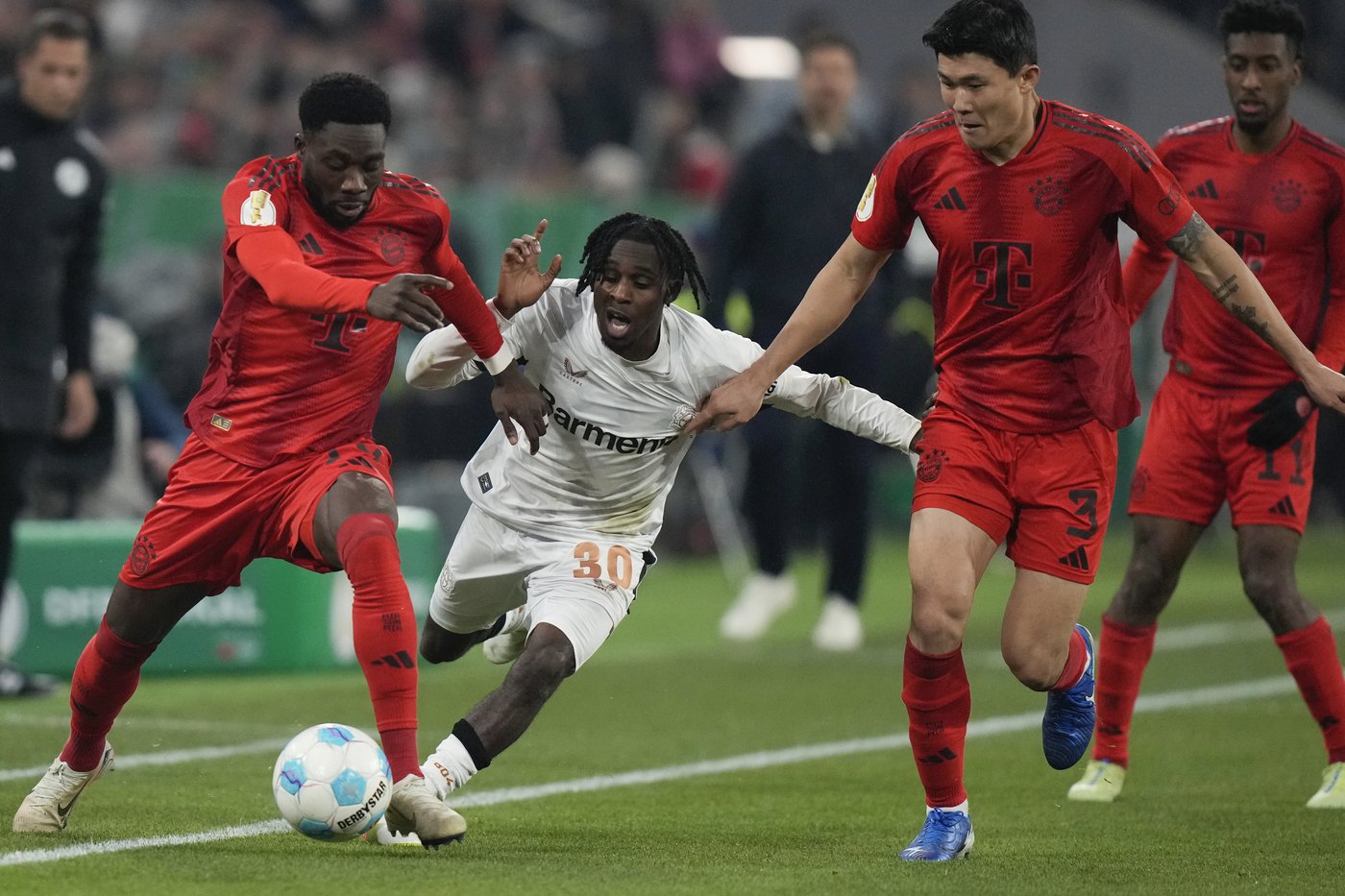 Canada captain Alphonso Davies stays put, re-signs with Bayern Munich | iNFOnews.ca