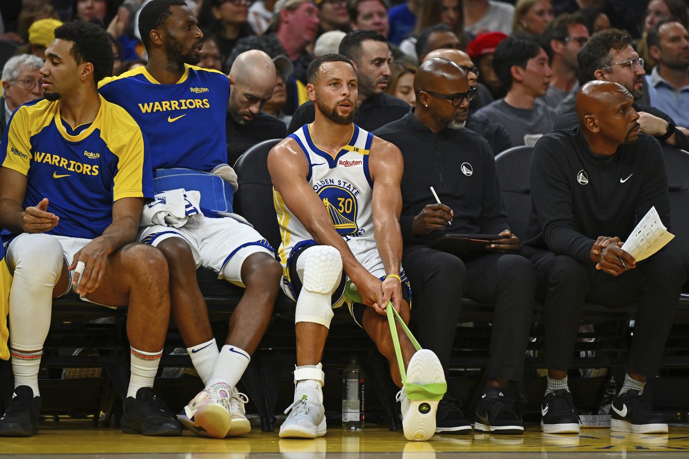 Clippers hold off Warriors as Stephen Curry goes down injured | iNFOnews.ca
