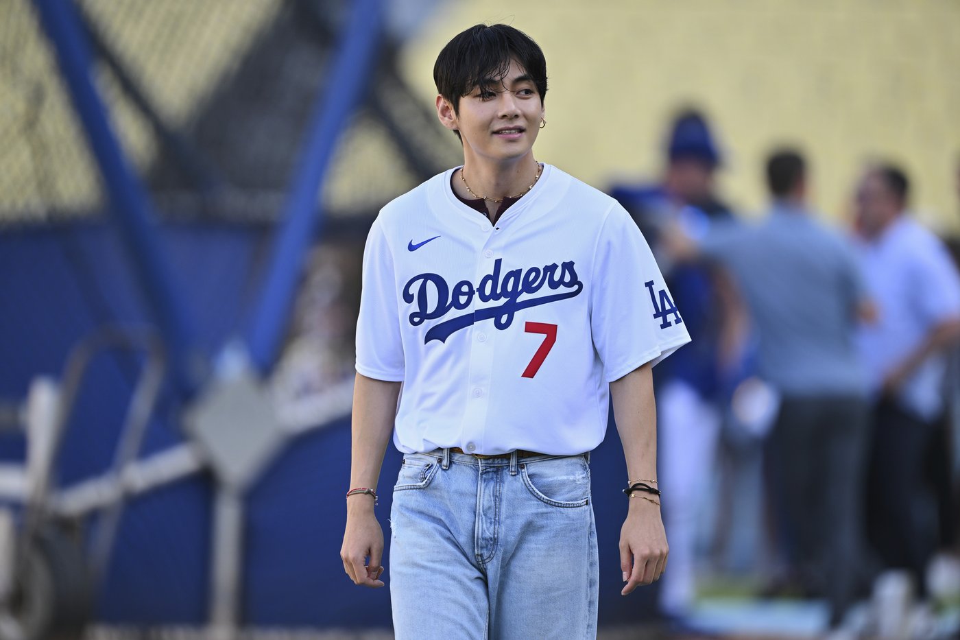 V of K-pop sensation BTS thrills fans with first pitch at Dodgers game and meets Shohei Ohtani | iNFOnews.ca V of K-pop sensation BTS thrills fans with first pitch at Dodgers game and meets Shohei Ohtani | iNFOnews.ca