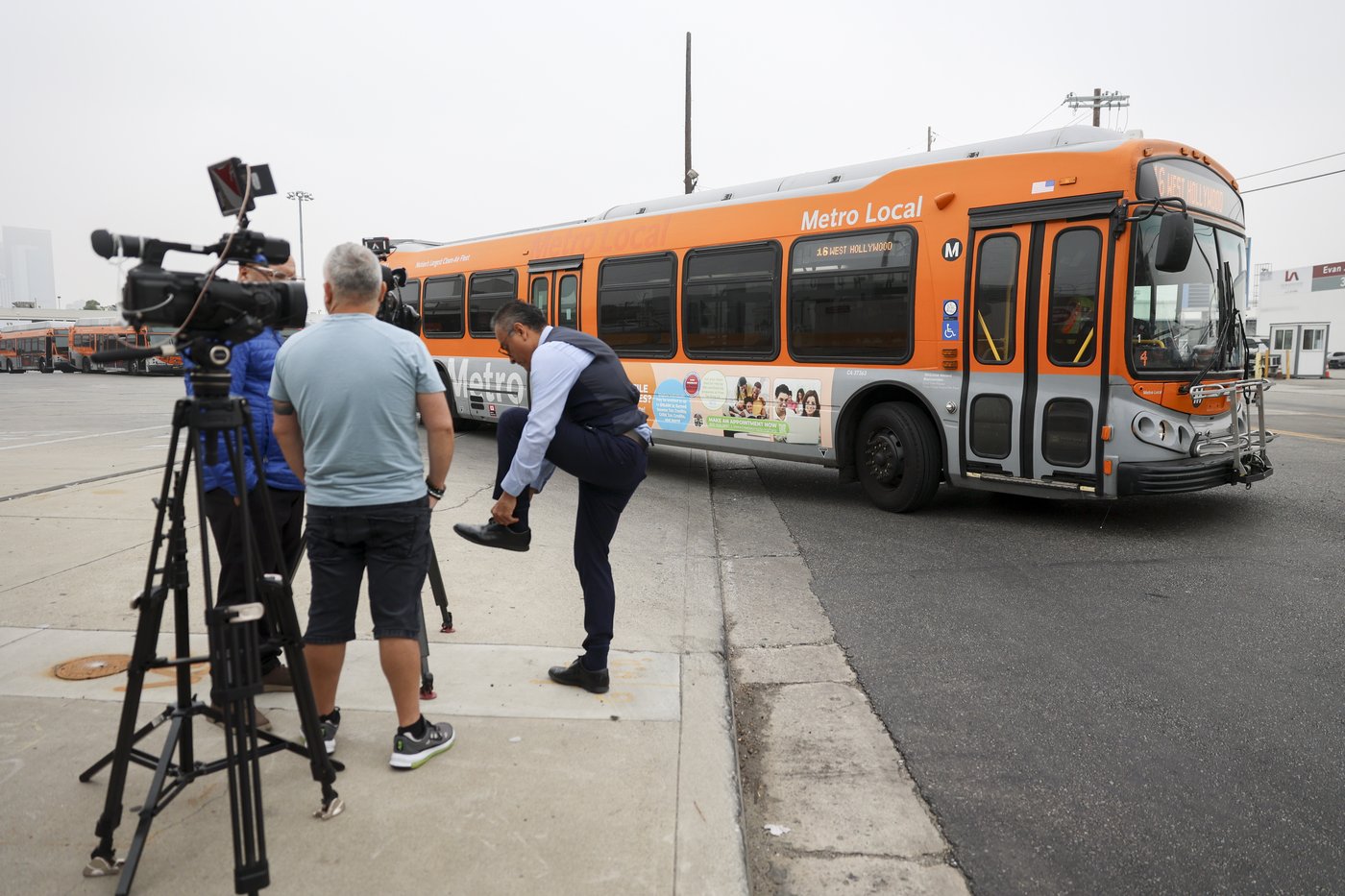 Passenger killed when gunman hijacks Los Angeles bus and leads police on downtown chase | iNFOnews.ca Passenger killed when gunman hijacks Los Angeles bus and leads police on downtown chase | iNFOnews.ca