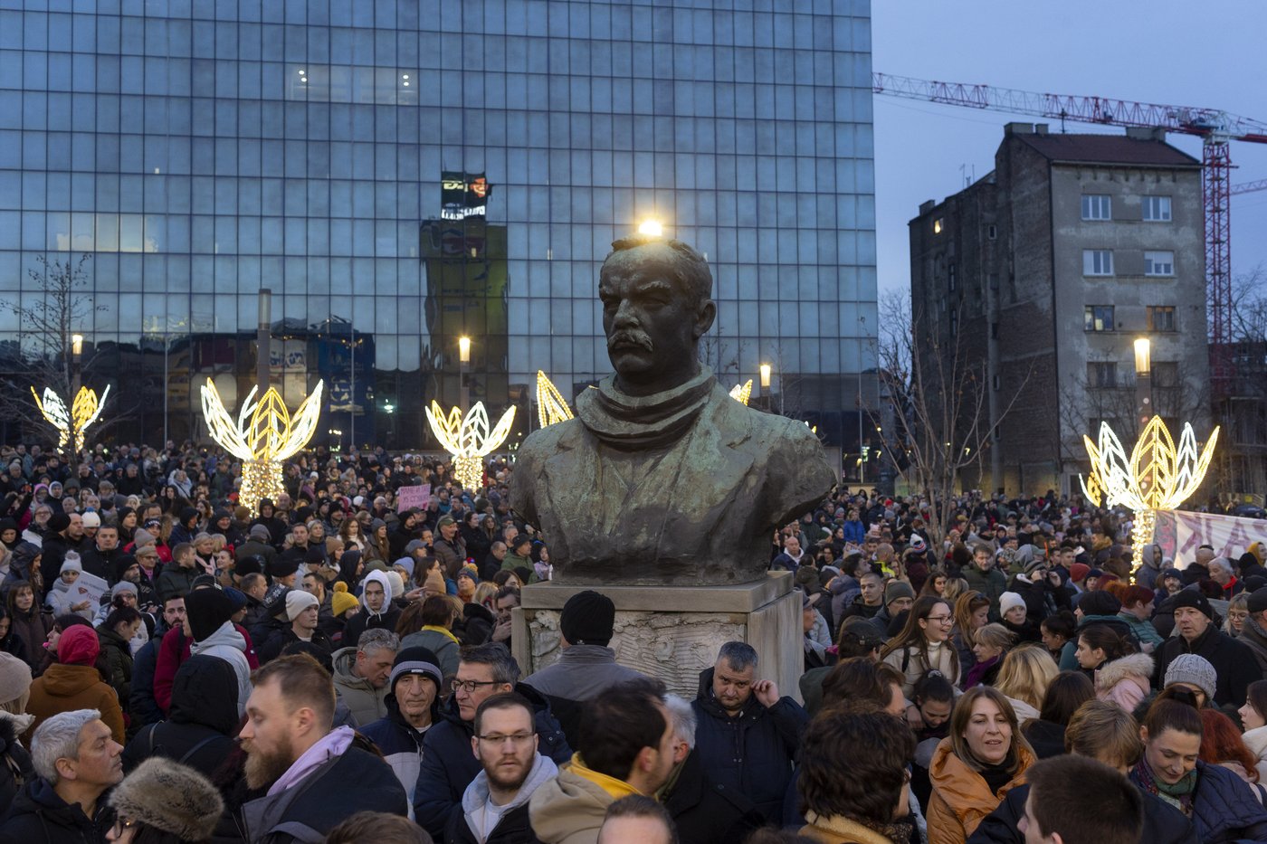 Thousands stream into Belgrade square to protest against populist Serbian leadership | iNFOnews.ca