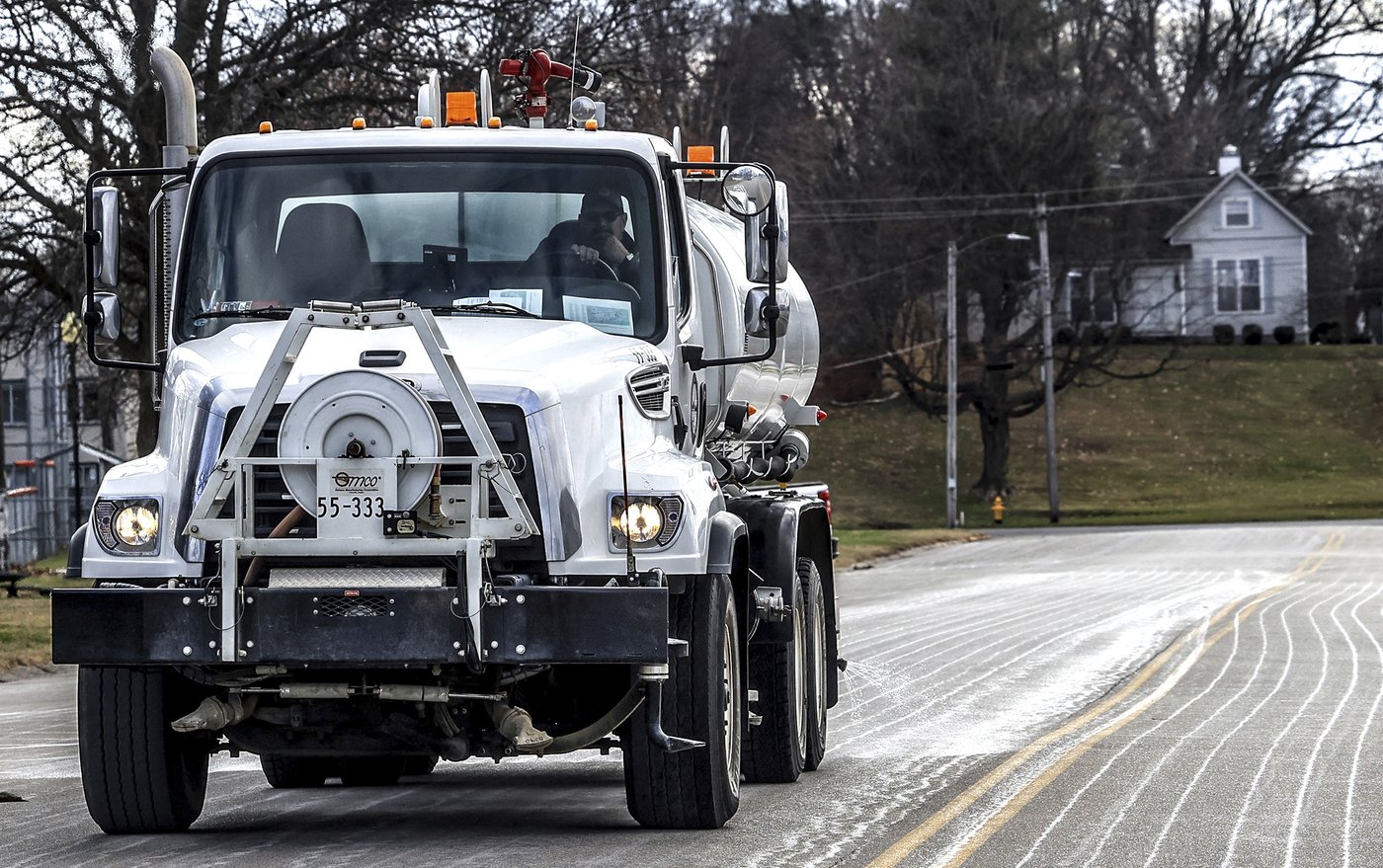 Drivers skid and crash as wintery mix grips central US then moves east | iNFOnews.ca Drivers skid and crash as wintery mix grips central US then moves east | iNFOnews.ca