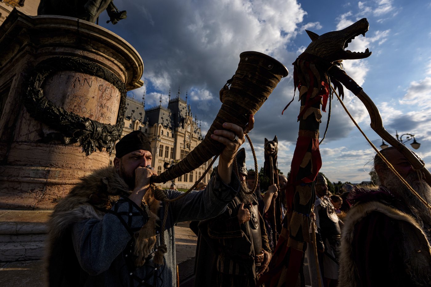 Photos show history lovers replaying ancient Roman battles in Romania | iNFOnews.ca