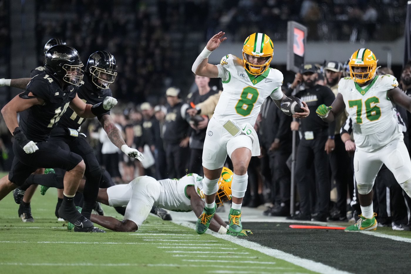 No. 2 Oregon stays undefeated with 35-0 win over Purdue | iNFOnews.ca