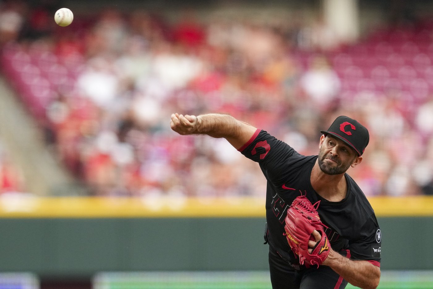 Reds' Martinez takes no-hit bid into 9th, Steer hits 3 homers in 8-1 win over Padres | iNFOnews.ca