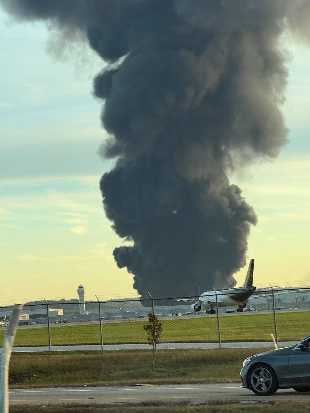 UPS cargo plane crashes on takeoff from Louisville, Kentucky, airport, igniting huge fire | iNFOnews.ca UPS cargo plane crashes on takeoff from Louisville, Kentucky, airport, igniting huge fire | iNFOnews.ca
