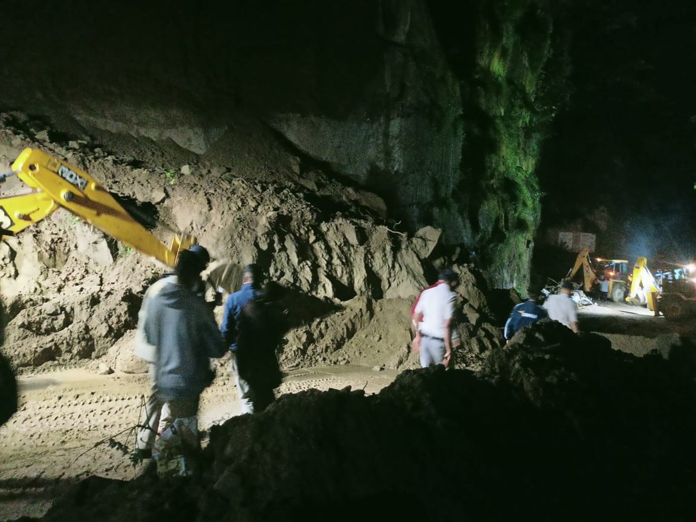 Landslide hits a bus in northern India, killing at least 15 people | iNFOnews.ca Landslide hits a bus in northern India, killing at least 15 people | iNFOnews.ca