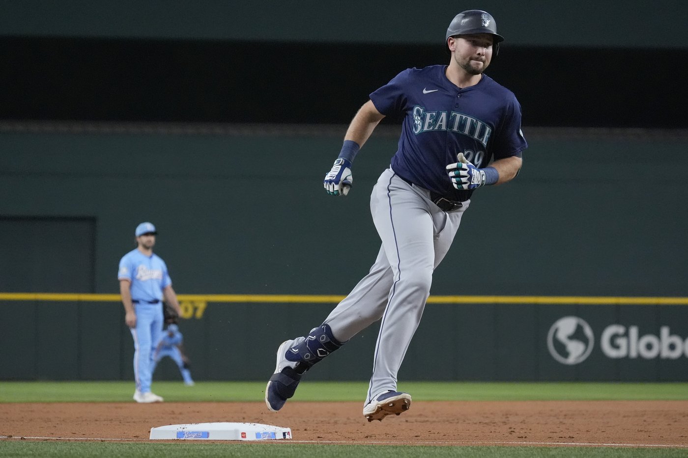 Semien's RBI single gives the Rangers a 6-5 walk-off win over the wild card-chasing Mariners | iNFOnews.ca