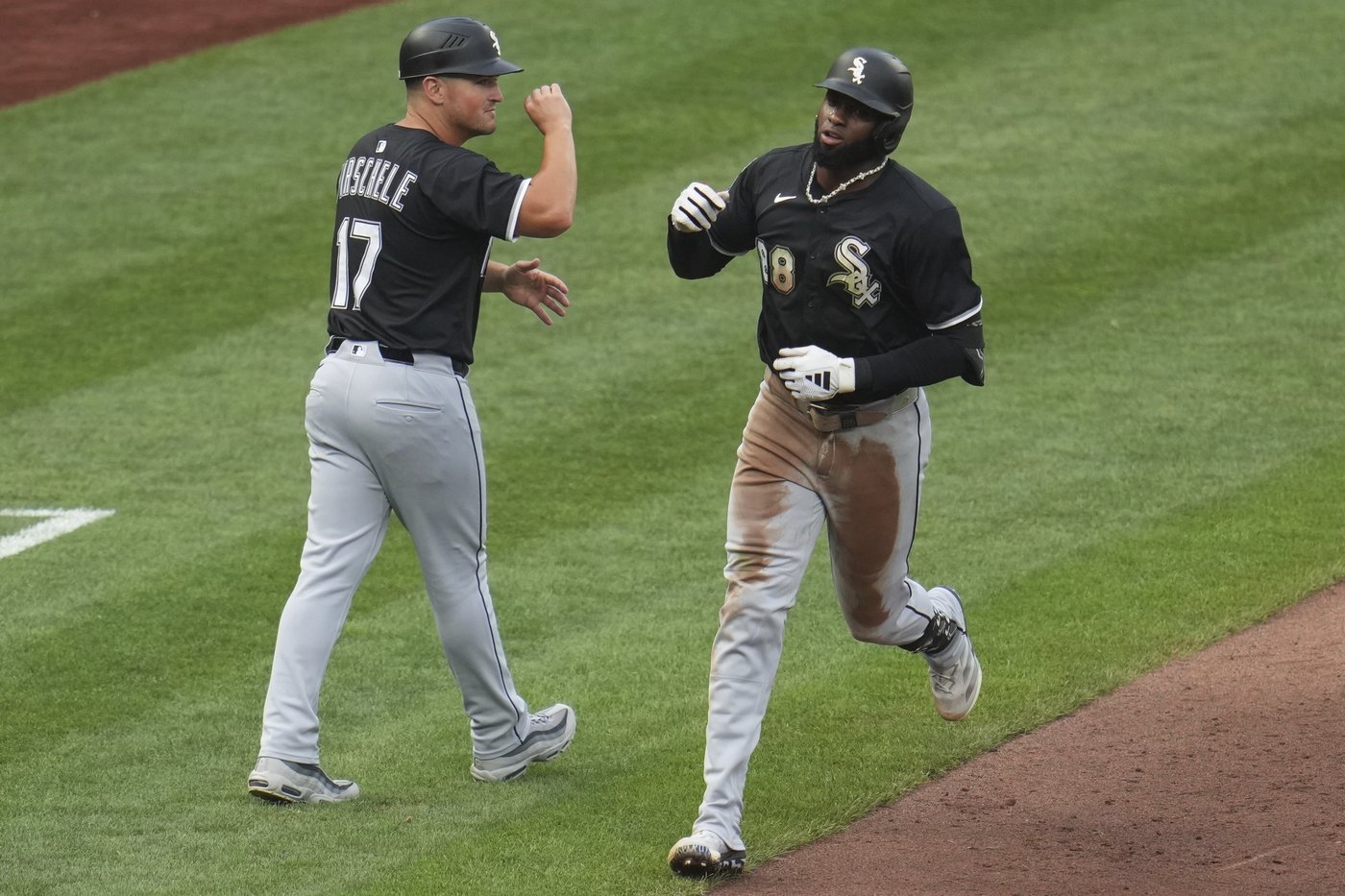 White Sox crush Pirates 10-1 behind homers by Luis Robert Jr. and Edgar Quero | iNFOnews.ca