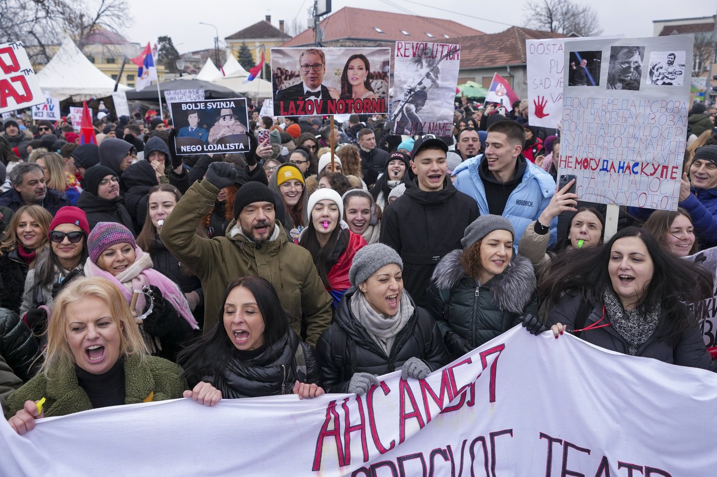 Serbia's protesting students and supporters of the president hold parallel rallies as tensions spike | iNFOnews.ca Serbia's protesting students and supporters of the president hold parallel rallies as tensions spike | iNFOnews.ca