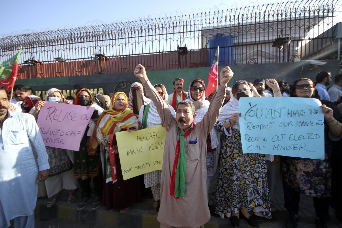 Pakistan's Imran Khan is charged with attempted murder over policeman's death in weekend protests | iNFOnews.ca Pakistan's Imran Khan is charged with attempted murder over policeman's death in weekend protests | iNFOnews.ca