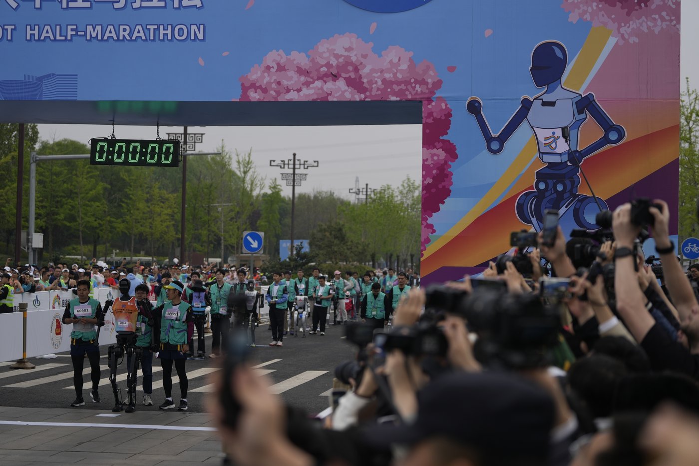 PHOTO COLLECTION: Humanoid Robot Half-Marathon | iNFOnews.ca