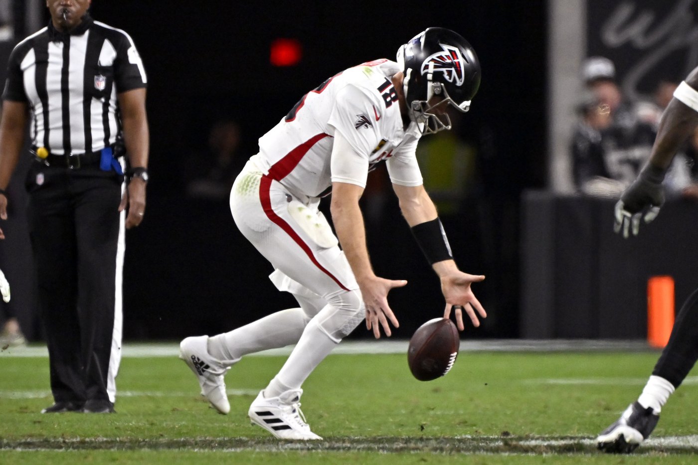 Falcons name rookie Michael Penix Jr. as starting QB, benching veteran Kirk Cousins | iNFOnews.ca