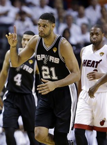 Spurs' record-shooting half, Leonard's career night help Spurs roll past Heat in Game 3 | iNFOnews.ca