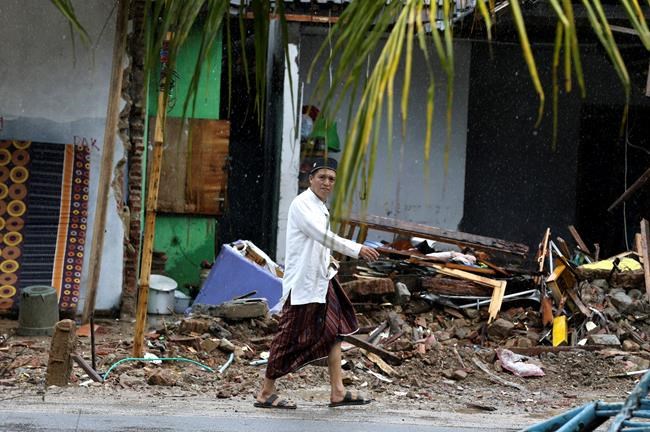 Indonesia raises alert, widens danger zone around volcano | iNFOnews.ca