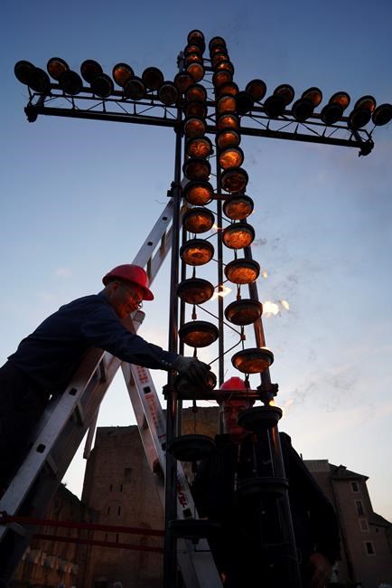 Pope cites plight of migrants, children on Good Friday | iNFOnews.ca