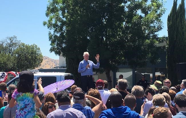 As his wife made history, Bill Clinton made the closing pitch from pickup trucks | iNFOnews.ca